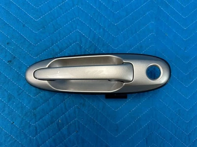 Manija exterior de la puerta del pasajero delantero Lexus LX470 dorada: 4M9 1998-2002 OEM Foto 1 de 4