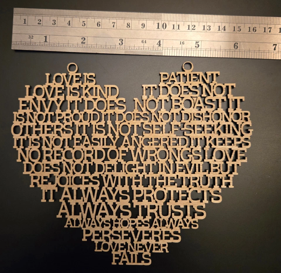 Madera Love Is Corazón Colgado en la Pared 3mm Grueso 1 Cor 13:4-8 Expresión Natural Fe Foto 1 de 1