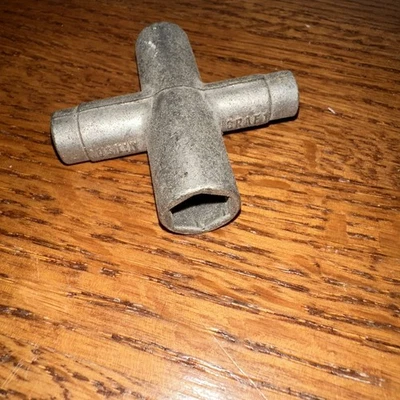 REAL! VINTAGE AUSTIN CRAFT  4 WAY SOCKET WRENCH (DOG BONE) FOR MODEL AIRPLANES - Image 1 of 4