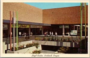 Tarjeta postal c1960 PORTLAND, Oregon LLOYD CENTER "Center Concourse" Curteich cromada - Imagen 1 de 2