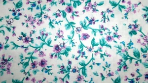 VTG 20X35 WHITE W PURPLE LAVANDER FLOWER VINES GREEN LEAVES COTTON FABRIC QUILT - Picture 1 of 3