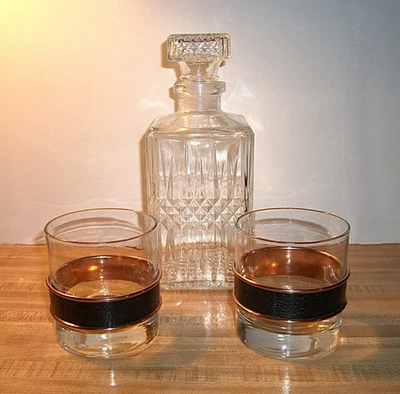Decantador de licor de vidrio cuadrado vintage y 2 vasos de whisky Coppercraft Guild Foto 1 de 4