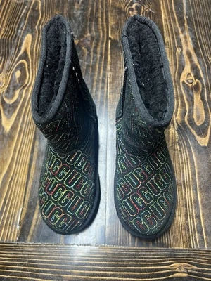 Ugg Graphic Stitch Multicolor sobre Gamuza Negra, Juvenil Talla 4 Foto 1 de 4
