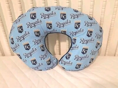 Funda de almohada Boppy hecha con Kansas City Royals y vellón azul  Foto 1 de 3
