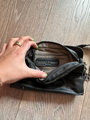 Bandolera de lona de cuero negra Liebeskind Berlin correa de cadena  Foto 1 de 3