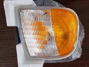 Turn Signal / Parking Light Assembly Front Right FITS FORD EXPEDITION 1999 - Picture 1 of 4