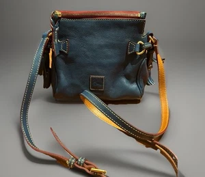 Dooney & Bourke Mini Florentine Zip Crossbody Purse Teal Tassels 8”x8”x4” - Imagen 1 de 8