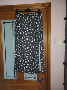 I Saw It First Women's Skirt Size 18 With Side Split Black And White Ribbed - Picture 1 of 4