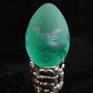 1998 ARTHUR COURT GREEN IRIDESCENT GLASS EGG BUNNY RABBITS EASTER WITH STAND G - Picture 1 of 10