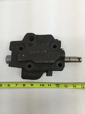 Válvula hidráulica Vickers/Caterpillar no identificada Foto 1 de 4