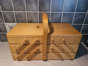 Scatola artigianale vintage a sbalzo in legno mandrino a mano 3 livelli da tavolo cucito - Foto 1 di 11