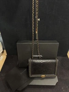 Bolso Chanel Python Niño Pequeño con Solapa Negro Piel de Serpiente con Caja y Bolsa para el Polvo - LS 335216 - Imagen 1 de 19