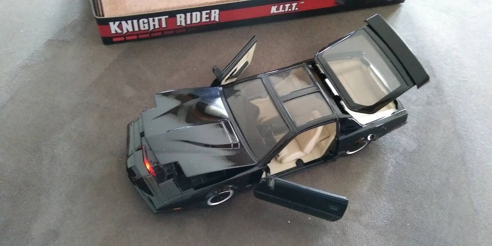 SUPERCAR K.I.T.T. 1/24 Led Cofano KITT Pontiac + Adesivi interni + Targa KNIGHT - Immagine 1 di 4