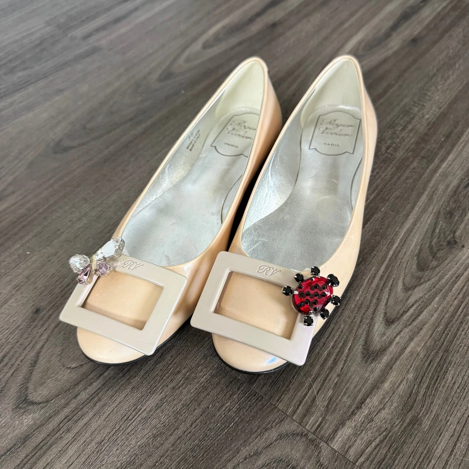 Zapatos planos de ballet Roger Vivier de charol desnudo con joyas mariposa Ladybug 36 Foto 1 de 4