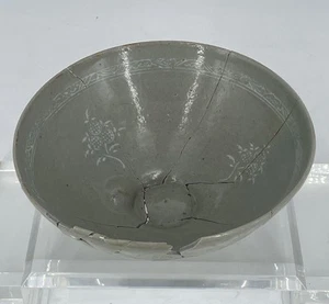 Korean Incised Celadon Bowl Green With Foliage and Border Cracked/Chipped - Picture 1 of 14