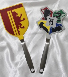 William Sonoma Harry Potter Gryffindor & Hogwarts 12" Pfannenwender - Bild 1 von 3