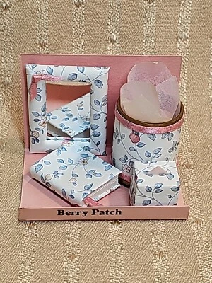 JUEGO DE TOCADOR JACQUELINE'S #5436 PARCHE DE BAYAS PARA CASA DE MUÑECAS MINIATURA Foto 1 de 4