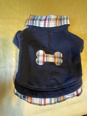 Acogedor suéter gris para perro con detalles azules. Perfecto para mantener a tu mascota caliente. Foto 1 de 3