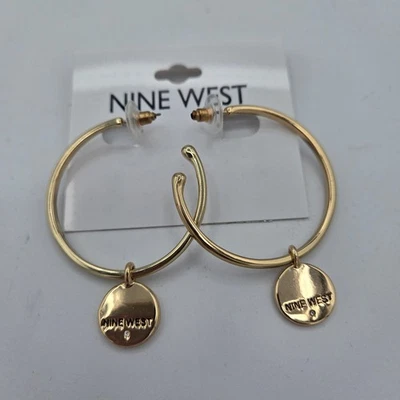 Pendientes de aro de oro Nine West con logotipo y acento de diamantes de imitación Foto 1 de 3