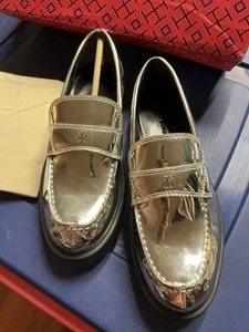 MOCASÍN CLÁSICO Tory Burch Argento Plateado Metalizado Talla 6 $328 Nuevo con Caja Malouf’s - Imagen 1 de 12
