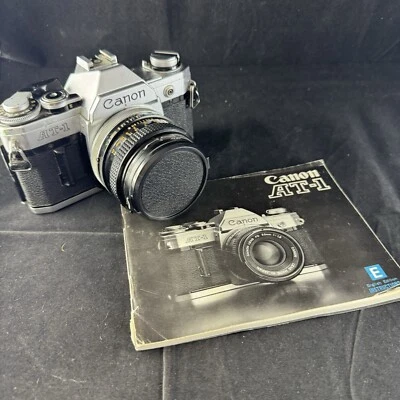 Cámara Canon AT-1 35 mm SLR con lente 50 mm F/1,8 y manual de colección negra plateada Foto 1 de 4