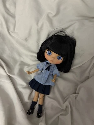 Muñeca sin marca con atuendo - ojos cerrados, articulaciones móviles, estado nuevo Foto 1 de 2