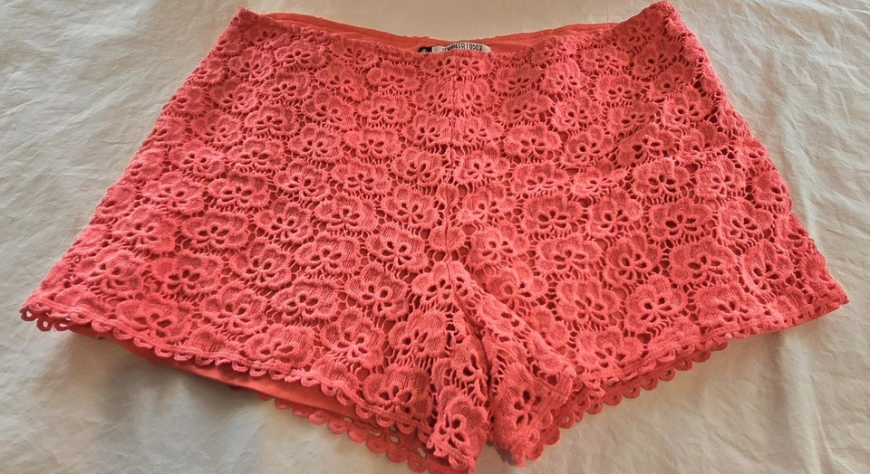 Pantalones Cortos Jennifer Lopez Poliéster Con Superposición de Crochet Talla 10 Cremallera Lateral Usados en Excelente Condición Coral  Foto 1 de 4