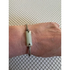 Silberfarbener Armreif Armband mit hellgrünem Stein mittig Draht umwickelt - Bild 1 von 8