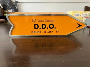 Rare Veuve Clicquot Ponsardin Pantone Dollard-des-Ormeaux, QC Metal Arrow Case - Picture 1 of 4