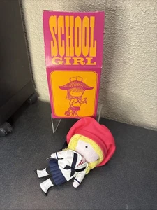 Vintage ~ Joan Walsh Anglund Taschenpuppe Schulmädchen Kind in OVP ~ 1966 - Bild 1 von 4