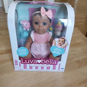 LUVABELLA Baby Doll interattivo pelle marrone bruna - SpinMaster nuovo con scatola - Foto 1 di 15
