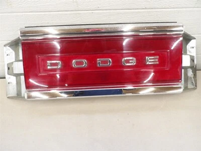 DODGE DYNASTY 1988-1993 PAINEL DE LANTERNA TRASEIRA CENTRAL DO MERCADO DOS EUA PLACA DE IDENTIFICAÇÃO CROMADA - Imagem 1 de 4