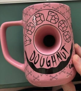 Voodoo Donut Donut Kaffeetasse *Magic Is In The Hole* Pink Schwarz 5 Zollt x 3 W - Bild 1 von 4