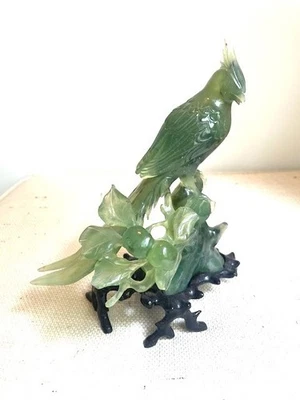 Изысканный высоко резной (Bowenite?) 6-дюймовая фигурная скульптура птицы цветок, деревянная подставка - Изображение 1 из 4