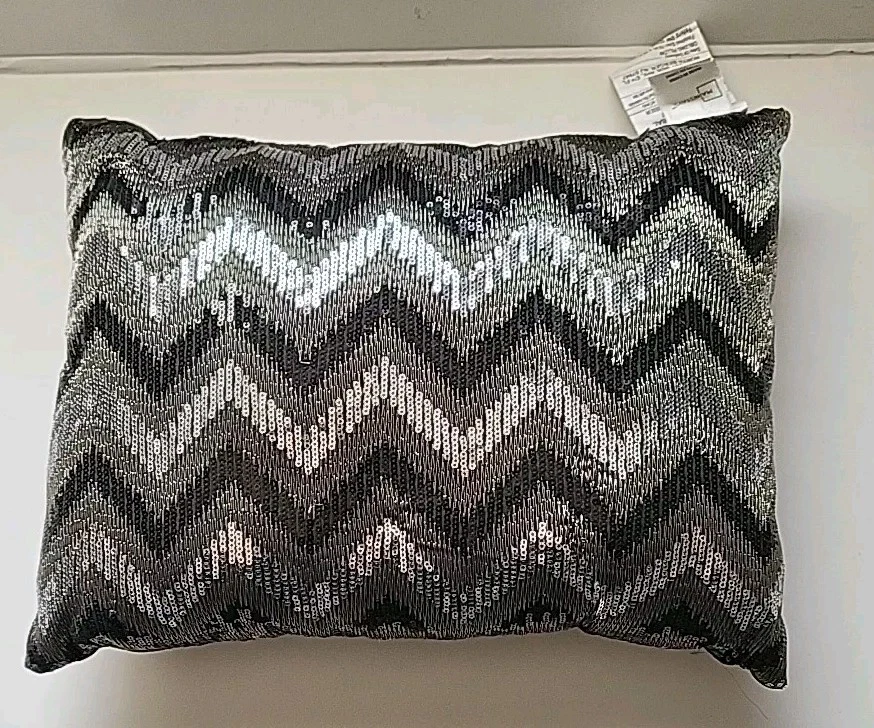 Almohada de lentejuelas oblonga negra y plateada con lentejuelas Foto 1 de 4