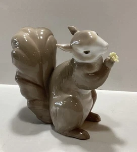 Lladro Squirrel Figurine #6410 “Would You Be Mine” 1996 4.5” T. - Picture 1 of 9