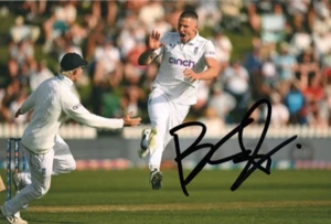 ENGLAND CRICKET: BRYDON CARSE SIGNED 6x4 TEST ACTION PHOTO+COA - Picture 1 of 1