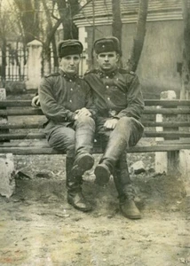 Zärtliche gutaussehende junge Männer Paar Umarmung Homosexuell Int Vintage Foto - Bild 1 von 3