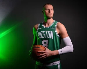 Kristaps Porzingis Media Day Shoot Boston Celtics 8x10 NBA Basketball Foto - Bild 1 von 1