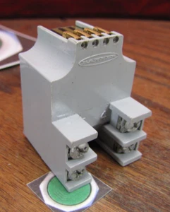 Banner Engineering PBDN MULTI-BEAM Sensor Power Block, 10-30V DC (18962) - Picture 1 of 4
