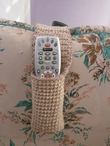 SOPORTE DE CONTROL REMOTO (SOSTIENE DOS) BRONCEADO NEUTRO - GANCHILLO A MANO - Imagen 1 de 4