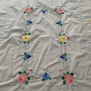 Vintage Hand-Embroidered Tablecloth with 6 Matching Napkins Floral 66.5 X 48 - Picture 1 of 10