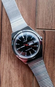 Timex Q 1977 Crosshair Quartz-Hecho en Taiwán-Día/Fecha-Pulsera Nueva-Funciona muy bien-USADO EN EXCELENTE ESTADO - Imagen 1 de 10