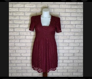 Francesca’s burgunderrotes Kleid Baby Puppenstil Spitze gefüttert Empire-Taille Größe Large - Bild 1 von 12
