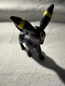 Figura Vinilo Pokémon Umbreon 4" Alto Figura Eeveelution Oscura – Usada - Imagen 1 de 12
