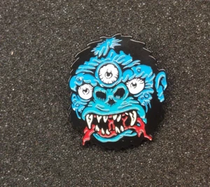 Scumbags & Superstars Blue Kong Madballs Style Emaille Pin - Bild 1 von 2