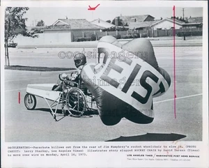 Pressefoto Jim Humphrey 1973 in seinem Raketenrollstuhl - Bild 1 von 2