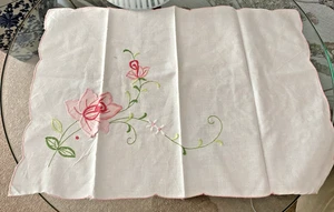 PRETTY VINTAGE WHITE COTTON  TABLE MAT/DOILY PINK FLORAL EMBROIDERY 19" x 12" - Picture 1 of 2