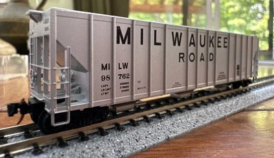Micro-Trains N Scale #x 3-Bay Evans Covered Hopper Milwaukee Road 98762 NY - Image 1 of 4