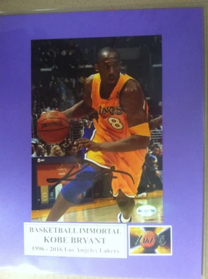 Foto firmada Kobe Bryant 5x7 montada en color 8x10 con certificado de autenticidad (1) Foto 1 de 2